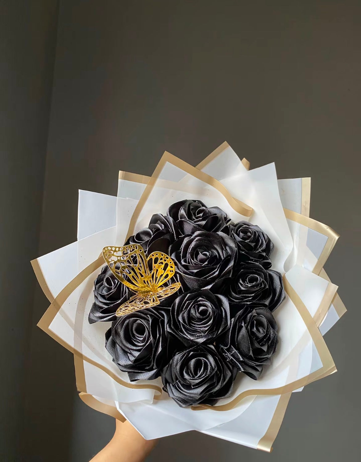 10 flowers Rose Bouquet with Gold Butterfly