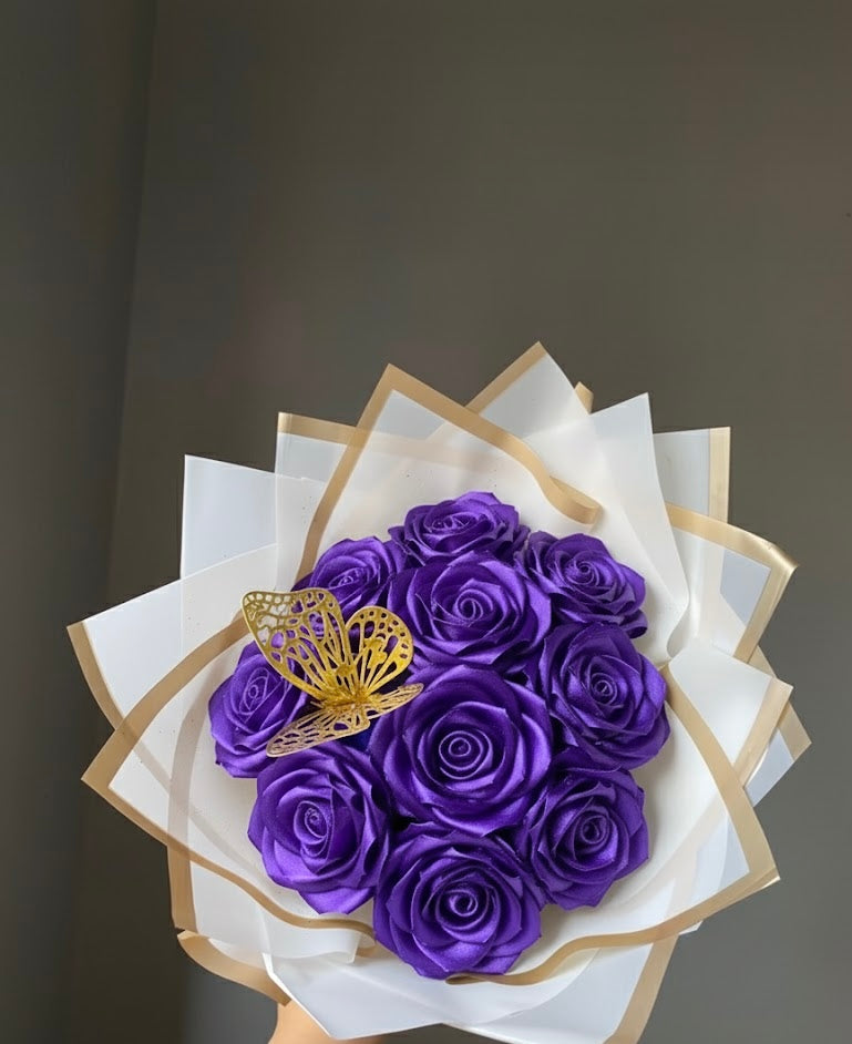 10 flowers Rose Bouquet with Gold Butterfly